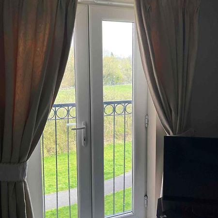 Peaceful 3 Bedroom Flat With A View Near Hospitals-Free Parking Нюкасъл ъндър Лайм Екстериор снимка